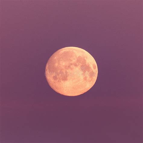 lune avec ciel rose